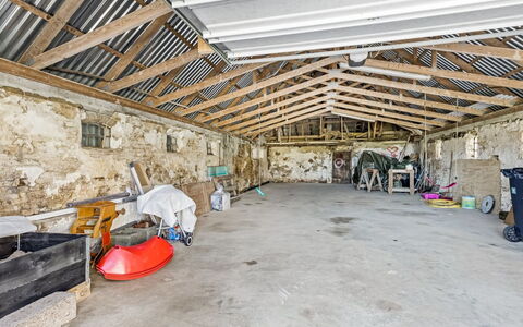 Kerrin - 1Km from the Sea: Meubles, Design Intérieur, Chaise, Sol, Table, Recours, Sol, Plafond, Pièce, Eco Hôtel