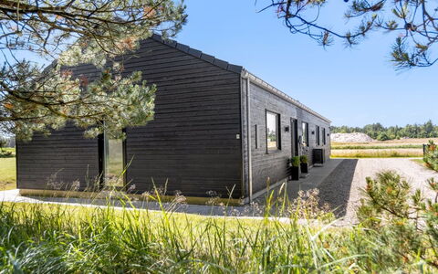 Syni - 450M from the Sea: Toit, Domicile, Porte, Chalet, Ombre, Siding, Cour, Biens, Arrière-Cour