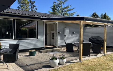 Bosse - from the Sea: Porte, Ombre, Siding, Cour, Structure En Plein Air, Store, Patio, Porche, Arrière-Cour, Plante D'Appartement