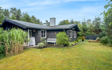 Ellinore - from the Sea: Toit, Maison, Domicile, Chalet, Siding, Biens, Allée, Batiments Jardin, Cour, Cabanon