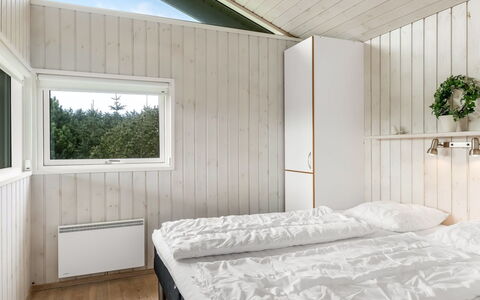 Juris - 950M from the Sea: Bois, Plafond, Sol, Chambre, Planche, Dur, Literie, Tache De Bois, Daylighting, Lit