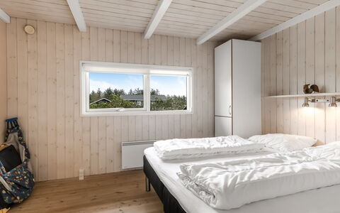 Juris - 950M from the Sea: Bois, Chambre, Planche, Dur, Literie, Lit, Tache De Bois, Gelé, Cadre De Lit, Drap De Lit