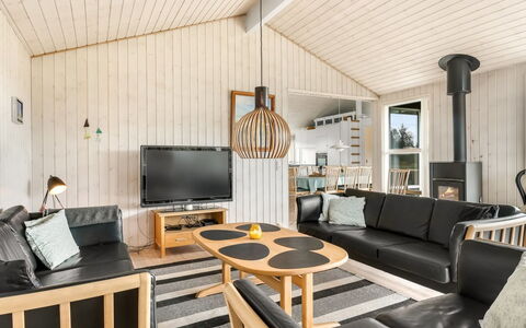 Juris - 950M from the Sea: Bois, Design Intérieur, Plafond, Salon, Domicile, Pièce, Canapé, Luminaire, Dur