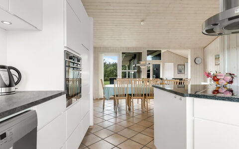 Juris - 950M from the Sea: Sol, Cuisine, Sol, Design Intérieur, Bois, Comptoir, Plafond, Parquet, Cabinetry, Appareil De Cuisine