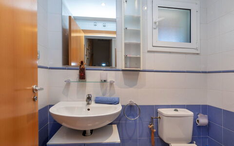 Sol: Miroir, Robinet, Évier, Luminaire Plomberie, Propriété, Lavabo, Bleu, Salle De Bains, Design Intérieur, Violet