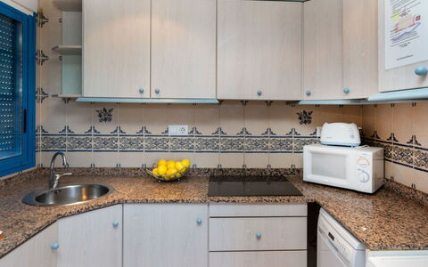 Perla Blanca: Comptoir, Cabinetry, Propriété, Evier, Évier, Bâtiment, Cuisine, Bleu, Cuisinière, Robinet
