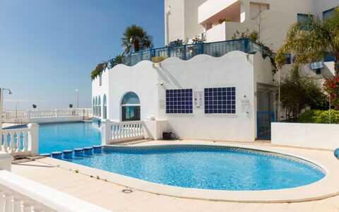 Perla Blanca: L'Eau, Ciel, Propriété, Bâtiment, Jour, Plante, Piscine, Fenêtre, Bleu Azur, Arbre