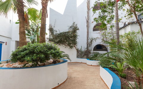 Perla Blanca: Plante, Bâtiment, Botanique, Végétation, Arecales, Design Urbain, Quartier, Zone Résidentielle, Terrestre Des Plantes, Suppression Des Plantes Ligneuses