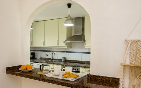 Golf & Mar: Robinet, Cabinetry, Comptoir, Luminaire Plomberie, Évier, Bois, Sol, Capot D'Echappement, Cuisine, Sol