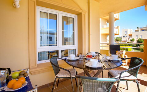 Golf & Mar: Table, Meubles, Propriété, Fenêtre, Chaise, Design Intérieur, Bois, Architecture, Jaune, Sol