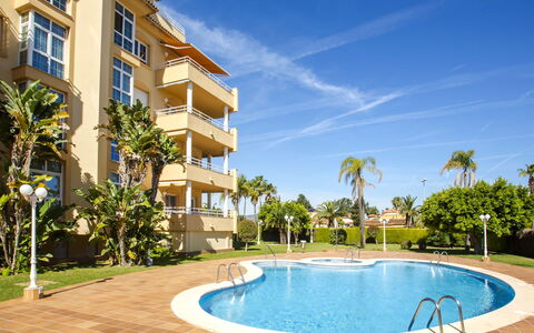 Golf & Mar: Ciel, Plante, L'Eau, Bâtiment, Propriété, Fenêtre, Nuage, Bleu Azur, Piscine, Arbre