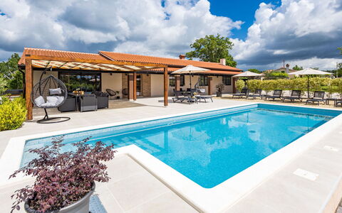 Villa Venezia: Nuage, L'Eau, Ciel, Plante, Piscine, Bleu Azur, Bâtiment, Arbre, Ombre, Loisir