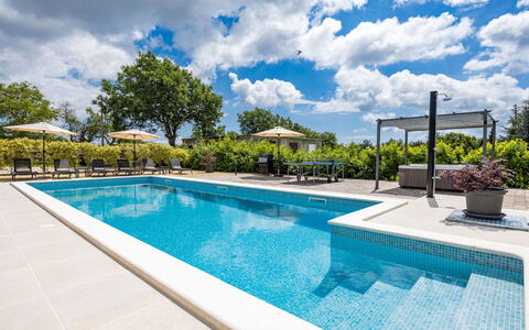 Villa Venezia: L'Eau, Nuage, Plante, Ciel, Piscine, Bleu Azur, Arbre, Ombre, Mobilier De Jardin, Loisir