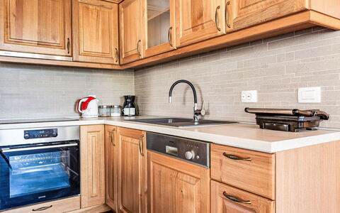 Villa Frane: Marron, Comptoir, Cabinetry, Propriété, Meubles, Evier, Bâtiment, Évier, Robinet, Cuisine