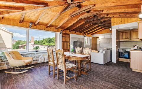 Villa Frane: Meubles, Propriété, Chaise, Fenêtre, Table, Bois, Éclairage, Design Intérieur, Mobilier De Jardin, Ombre