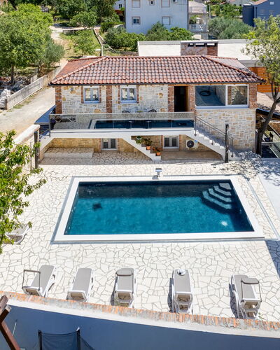 Villa Frane: L'Eau, Piscine, Bâtiment, Fenêtre, Bleu Azur, Arbre, Plante, Ombre, Loisir, Maison
