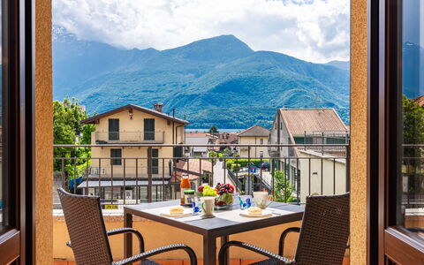 Re16 Regina: Nuage, Table, Ciel, Meubles, Bâtiment, Propriété, Fenêtre, Montagne, Chaise, Design Intérieur