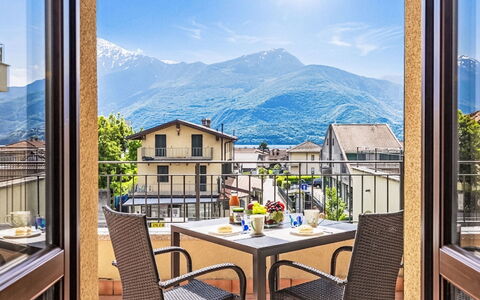 Re16 Regina: Domicile, Balcon, Chaîne De Montagnes, Chaise, Porche, Eco Hôtel, Alpes, Plante D'Appartement, Village De Montagne, Hôtel