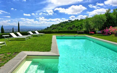 Villa Mami: L'Eau, Ciel, Nuage, Propriété, Plante, Piscine, Bleu Azur, Rectangle, Paysage Naturel, Herbe