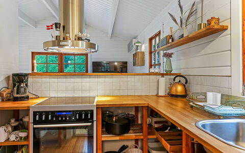 Barthi - 1.6Km from the Sea: Cuisine, Bois, Design Intérieur, Sol, Comptoir, Appareil De Cuisine, Plafond, Meubles, Cabinetry, Sol
