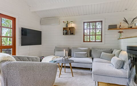 Barthi - 1.6Km from the Sea: Design Intérieur, Meubles, Sol, Canapé, Bois, Salon, Sol, Throw Pillow, Plafond
