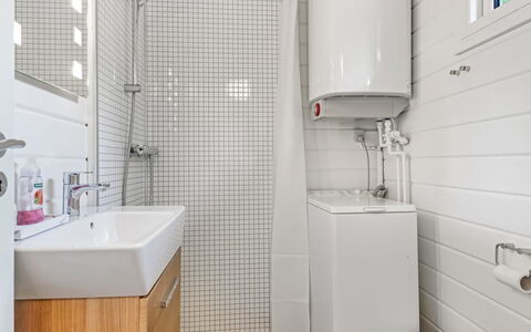 Barthi - 1.6Km from the Sea: Salle De Bains, Luminaire Plomberie, Mur, Sol, Design Intérieur, Sol, Toilette, Siège De Toilette, Plomberie, Évier
