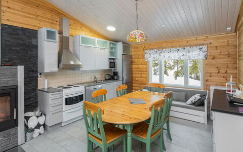 Kuukkelin Kehto: Bois, Cuisine, Plafond, Meubles, Design Intérieur, Domicile, Comptoir, Maison, Cabinetry, Table Cuisine Et Salle A Manger