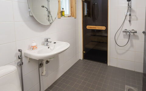 Kuukkelin Kehto: Salle De Bains, Luminaire Plomberie, Mur, Sol, Lavabo, Sol, Design Intérieur, Évier, Toilette, Robinet
