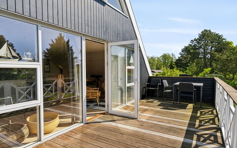 Eikka - 100M from the Sea: Herbe, Vert, Maison, Chalet, Prairie, Zone Rurale, Écorégion, Paysage, Lot Terre, Arbuste