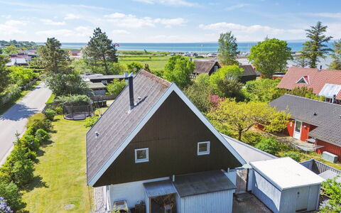 Eikka - 100M from the Sea: Herbe, Vert, Maison, Chalet, Prairie, Zone Rurale, Écorégion, Paysage, Lot Terre, Arbuste