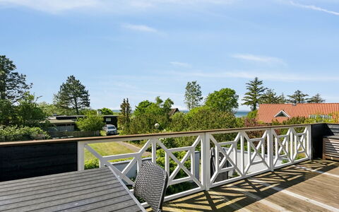 Eikka - 100M from the Sea: Bois, Plate-Forme, Porche, Dur, Composite, Balustrade, Planche, Ombre, Boardwalk, Parquet