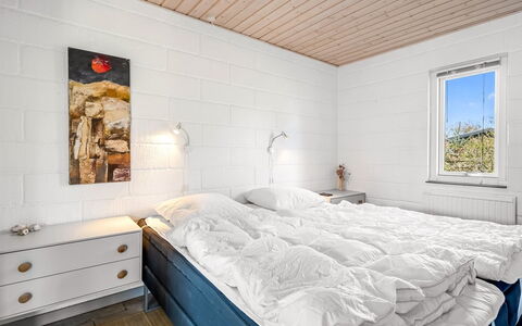 Eikka - 100M from the Sea: Bois, Chambre, Domicile, Sol, Plafond, Literie, Lit, Drap De Lit, Cadre De Lit, Planche