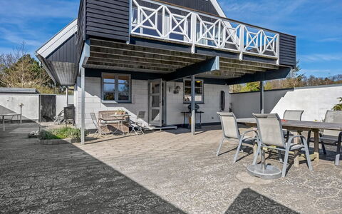 Eikka - 100M from the Sea: Architecture, Toit, Domicile, Chalet, Ombre, Biens, Siding, Porche, Plate-Forme