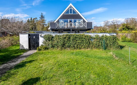 Eikka - 100M from the Sea: Herbe, Domicile, Chalet, Ferme, Biens, Jardin, Pelouse, Porche, Aménagement Paysager, Cour