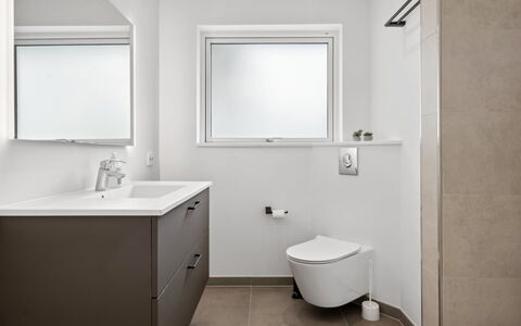 Norna - 350M from the Sea: Sol, Luminaire Plomberie, Sol, Design Intérieur, Salle De Bains, Toilette, Plomberie, Évier, Armoire De Toilette, Robinet