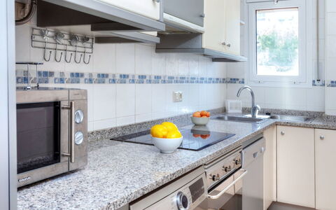 Cap Ras Ii: Comptoir, Propriété, Cuisine, Pièce, Blanc, Cabinetry, Meubles, Jaune, Tuile, Design Intérieur