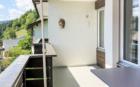Panorama da Muntognas: Propriété, Table, Fenêtre, Bois, Design Intérieur, Architecture, Sol, Arbre, Bâtiment