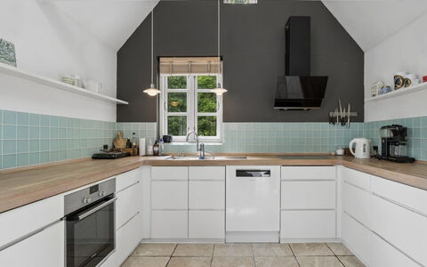 Kali - 750M from the Sea: Cuisine, Sol, Design Intérieur, Comptoir, Sol, Cabinetry, Appareil De Cuisine, Tuile, Robinet, Luminaire Plomberie
