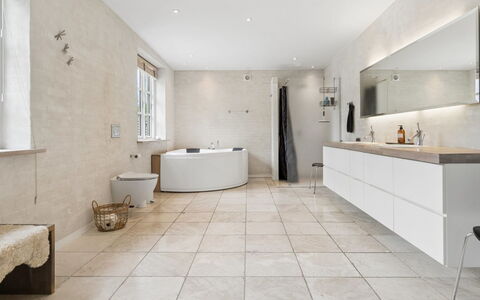 Kali - 750M from the Sea: Sol, Sol, Luminaire Plomberie, Tuile, Design Intérieur, Composite, Salle De Bains, Plomberie