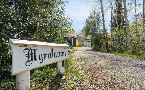 Gjertrud - 1Km from the Sea: Toit, Maison, Domicile, Chalet, Siding, Biens, Allée, Batiments Jardin, Cour, Cabanon