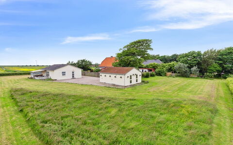 Janin - 400M from the Sea: Bleu, Arbuste, Chalet, Couverture De Sol, Jardin, Biens, Ombre, Aménagement Paysager, Ferme, Eco Hôtel