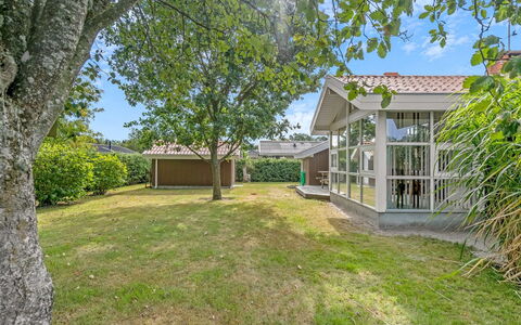 Maira - from the Sea: Herbe, Domicile, Zone Résidentielle, Arbuste, Maison, Jardin, Biens, Lot Terre, Pelouse