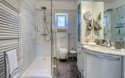 Happy Home Rab: Miroir, Propriété, Évier, Luminaire Plomberie, Salle De Bains, Robinet, Violet, Design Intérieur, Sol