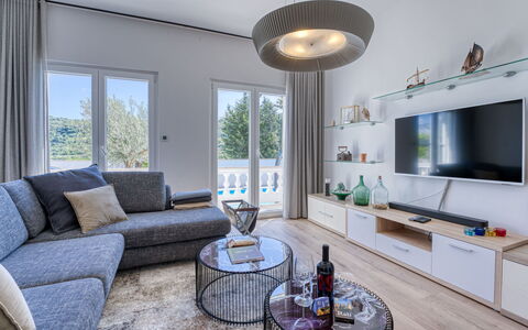 Happy Home Rab: Meubles, Propriété, Canapé, Cabinetry, Table, Bâtiment, Design Intérieur, Fenêtre, Salon, Sol