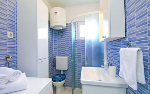 A Sea Home: Luminaire Plomberie, Propriété, Robinet, Bâtiment, Bleu, Évier, Violet, Salle De Bains, Lavabo, Miroir