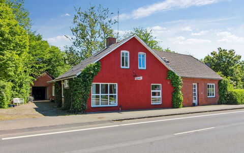 Kiri - 24Km from the Sea: Toit, Maison, Domicile, Chalet, Porte, Siding, Biens, Pelouse, Cour, Porche