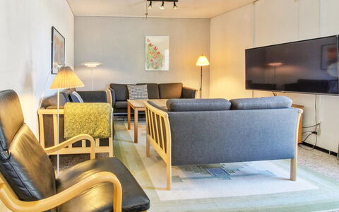 Kiri - 24Km from the Sea: Toit, Maison, Domicile, Chalet, Porte, Siding, Biens, Pelouse, Cour, Porche
