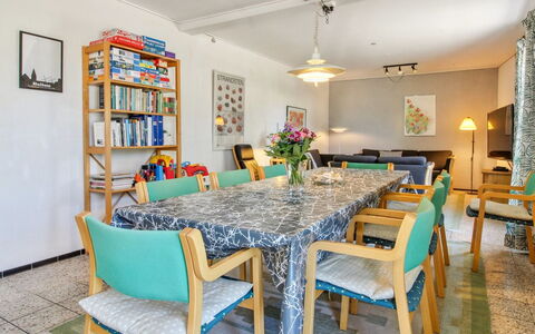 Kiri - 24Km from the Sea: Toit, Maison, Domicile, Chalet, Porte, Siding, Biens, Pelouse, Cour, Porche