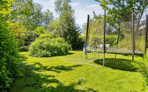 Kiri - 24Km from the Sea: Toit, Maison, Domicile, Chalet, Porte, Siding, Biens, Pelouse, Cour, Porche