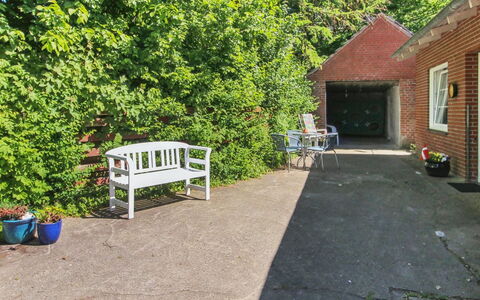 Kiri - 24Km from the Sea: Toit, Maison, Domicile, Chalet, Porte, Siding, Biens, Pelouse, Cour, Porche